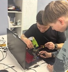 Команда собирает робота