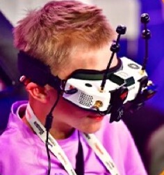 Ученик пилотирует дрон в FPV-очках
